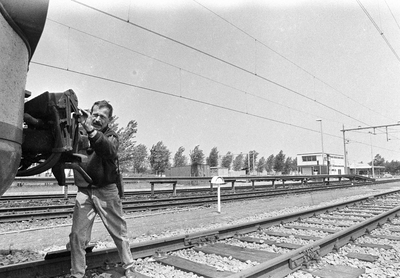 849712 Afbeelding van de controle van de automatische koppeling van een treinstel op het emplacement Dijksgracht van de ...